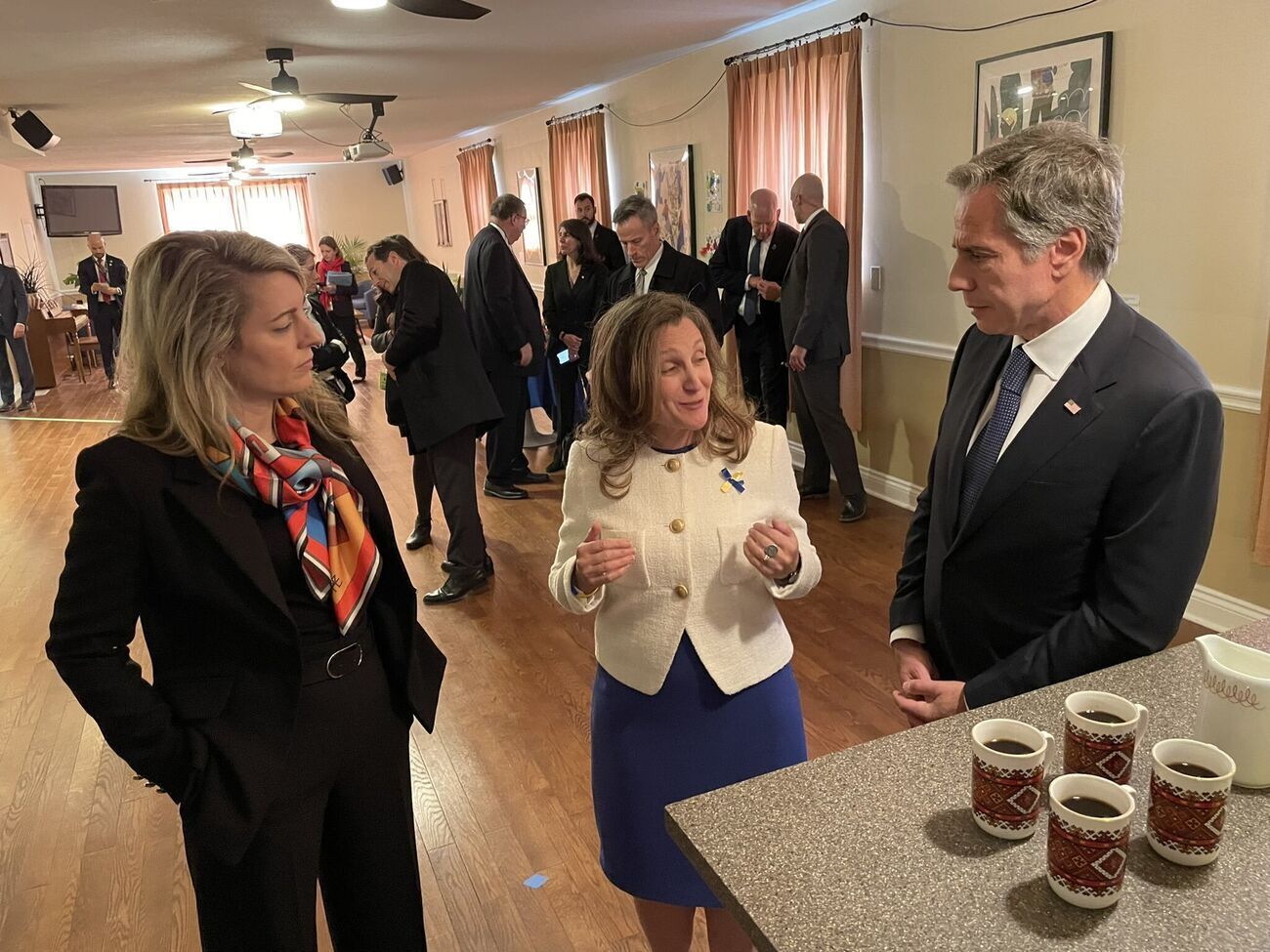 Жоли,&nbsp;Фриланд и Блинкен посетили украинское кафе в Оттаве