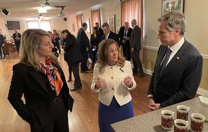 Жоли, Фриланд и Блинкен посетили украинское кафе в Оттаве