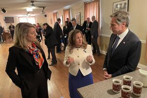 Жоли, Фриланд и Блинкен посетили украинское кафе в Оттаве