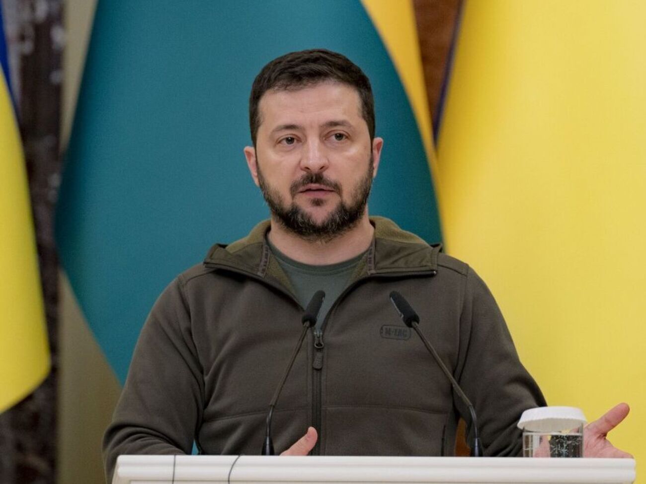 Зеленський: Ми віддаємо шану українцям, які боролися і перемогли нацизм у роки Другої світової війни. Сьогодні ми робимо це, тримаючи в руках не квіти, а зброю