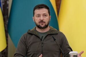 Зеленський: Ми віддаємо шану українцям, які боролися і перемогли нацизм у роки Другої світової війни. Сьогодні ми робимо це, тримаючи в руках не квіти, а зброю