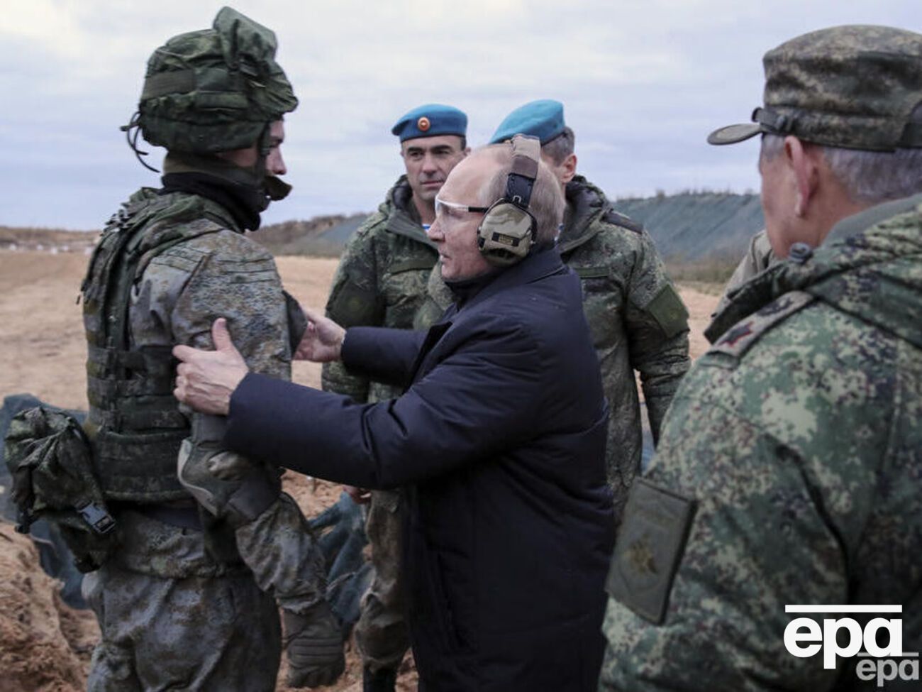 Путин (в центре) посетил полигон 20 октября. На полигоне он стрелял и обнимался с якобы мобилизованными. Невзлин убежден, что это были подставные лица