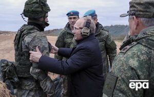 Путин (в центре) посетил полигон 20 октября. На полигоне он стрелял и обнимался с якобы мобилизованными. Невзлин убежден, что это были подставные лица