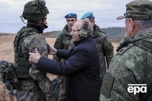Путин (в центре) посетил полигон 20 октября. На полигоне он стрелял и обнимался с якобы мобилизованными. Невзлин убежден, что это были подставные лица