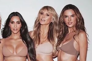 Моделі приміряли білизну нюдових тонів