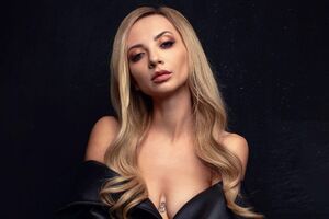 Сопонару позировала в одежде украинского бренда