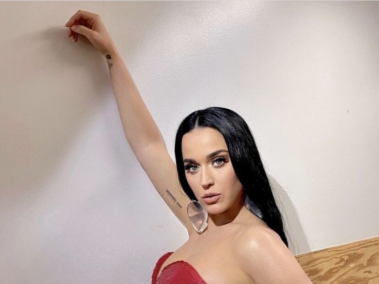 Перрі пообіцяла показати трюк з оком на концертах наступного року