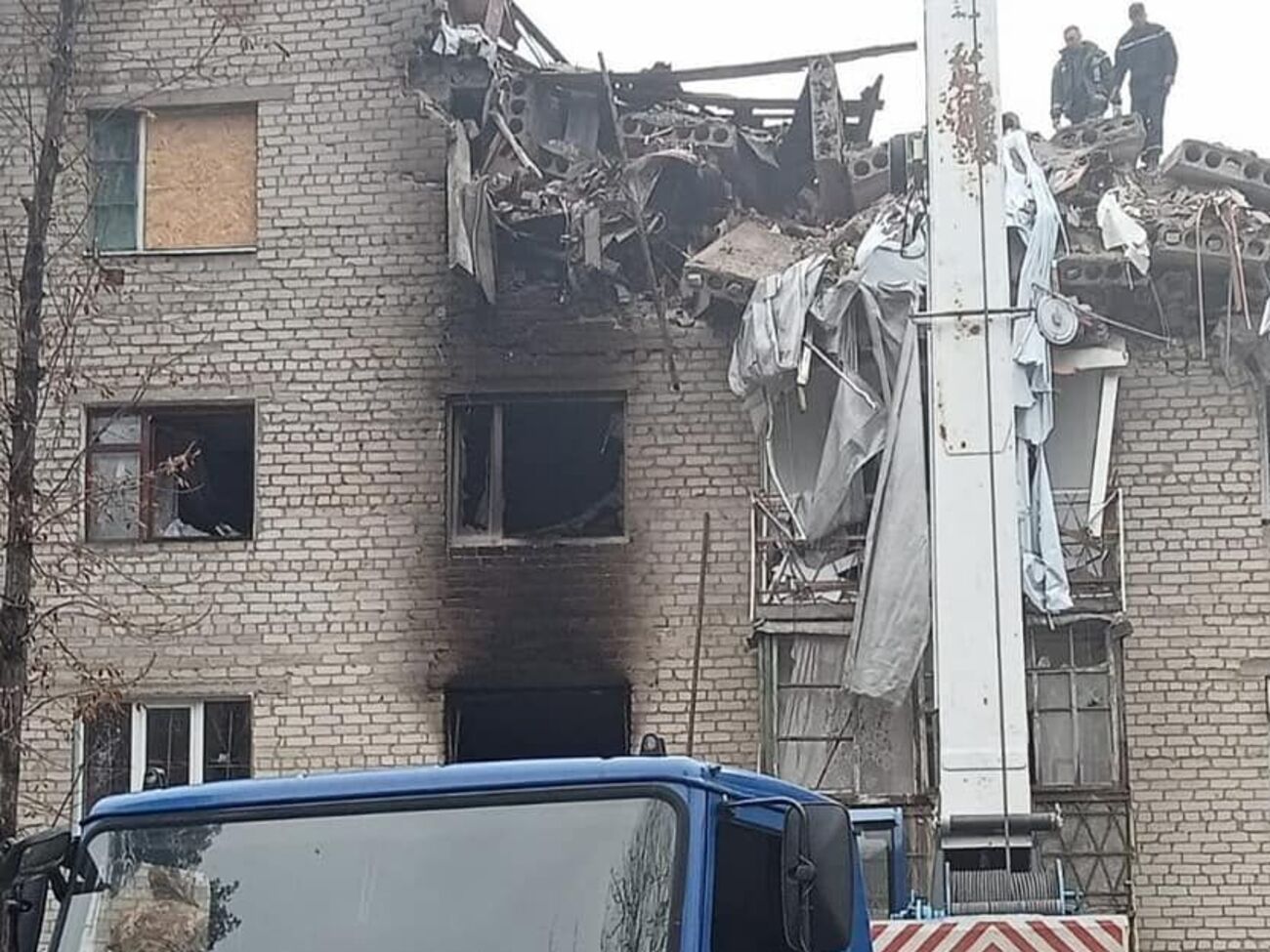 Рятувальники й далі розбирають завали