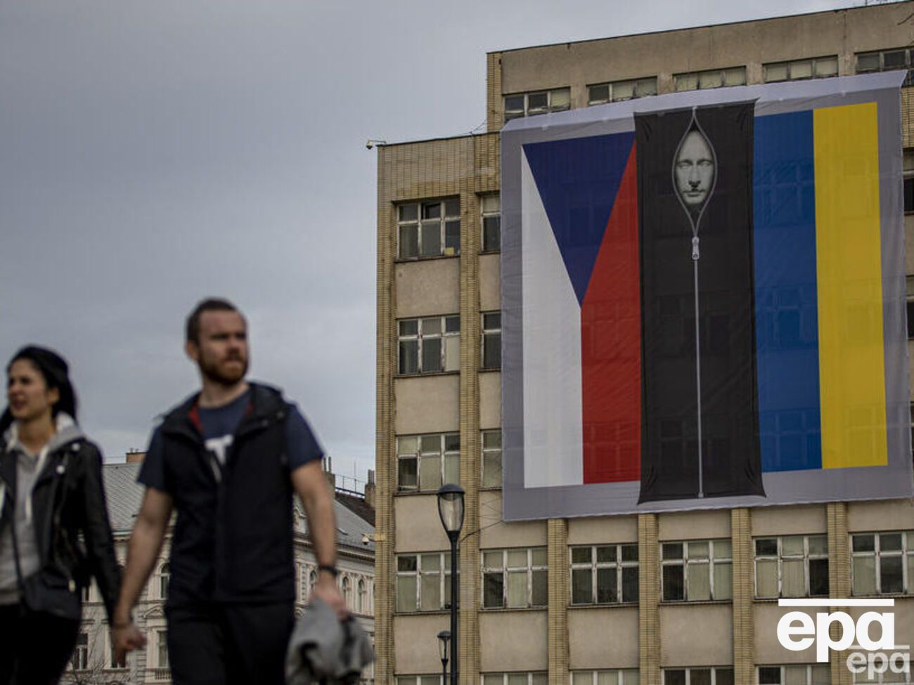 Путіна зобразили в мішку для тіл