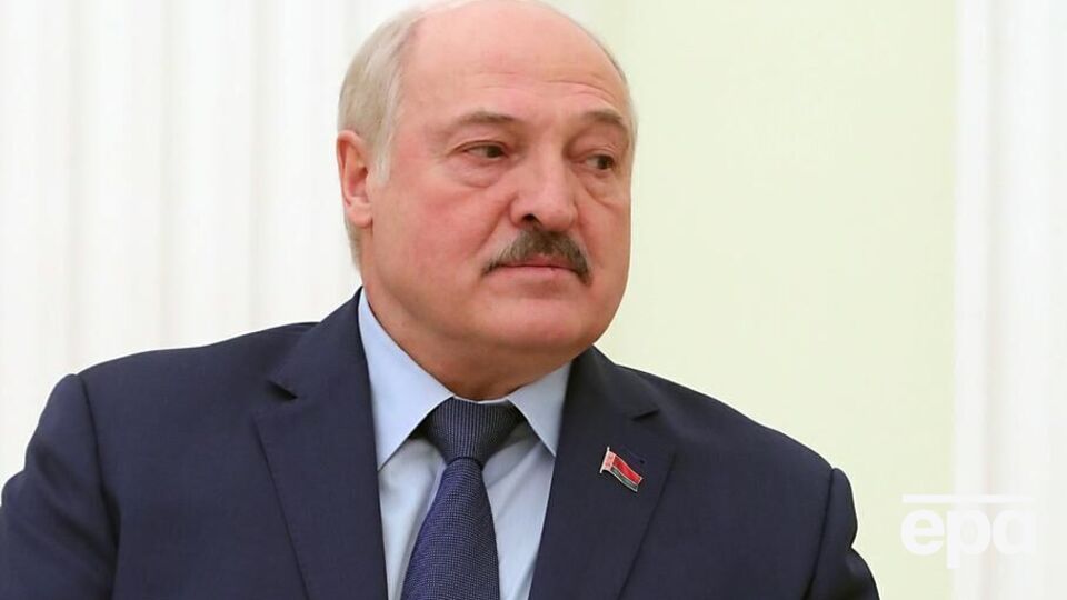 Лукашенко пытается смягчить для себя возможные последствия поддержки России в войне против Украины, считает Латушко