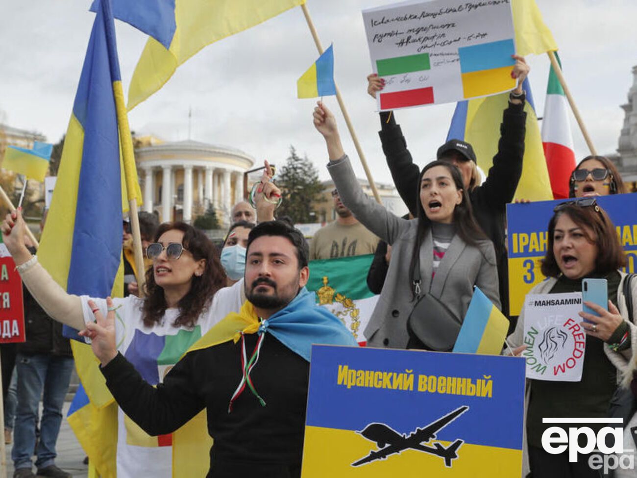 Участники акции просили Тегеран прекратить помогать агрессору