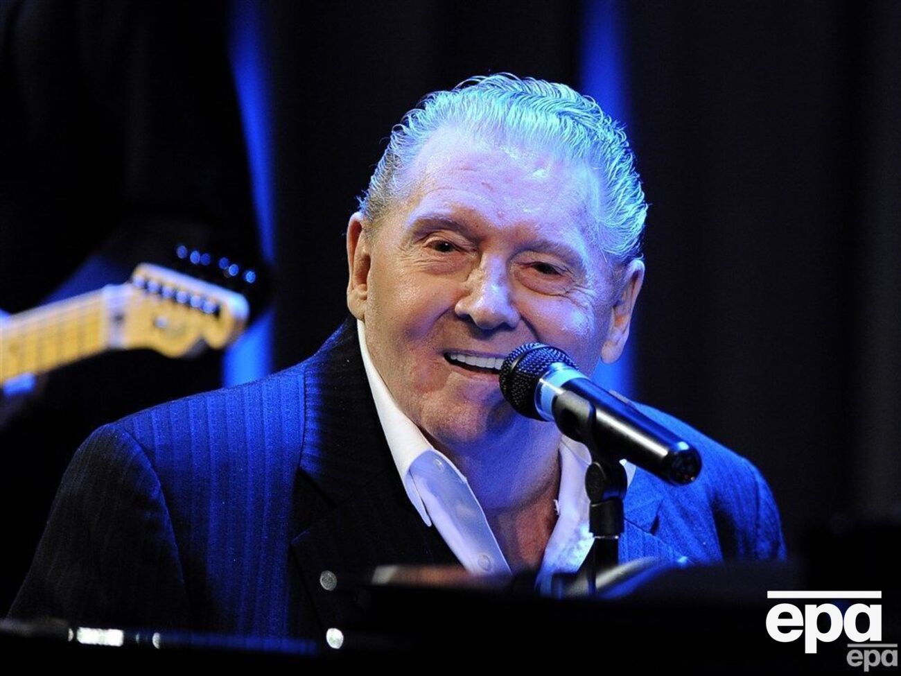 Издание TMZ называет Джерри Ли Льюиса одной из первых "настоящих звезд рок-н-ролла"