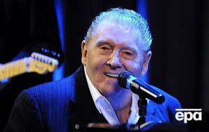 Издание TMZ называет Джерри Ли Льюиса одной из первых "настоящих звезд рок-н-ролла"