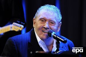 Издание TMZ называет Джерри Ли Льюиса одной из первых "настоящих звезд рок-н-ролла"