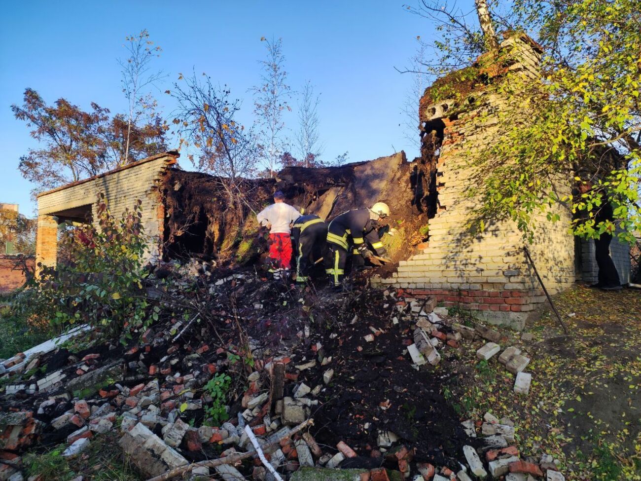 Співробітники пожежно-рятувальної частини виявили під завалами тіло хлопчика