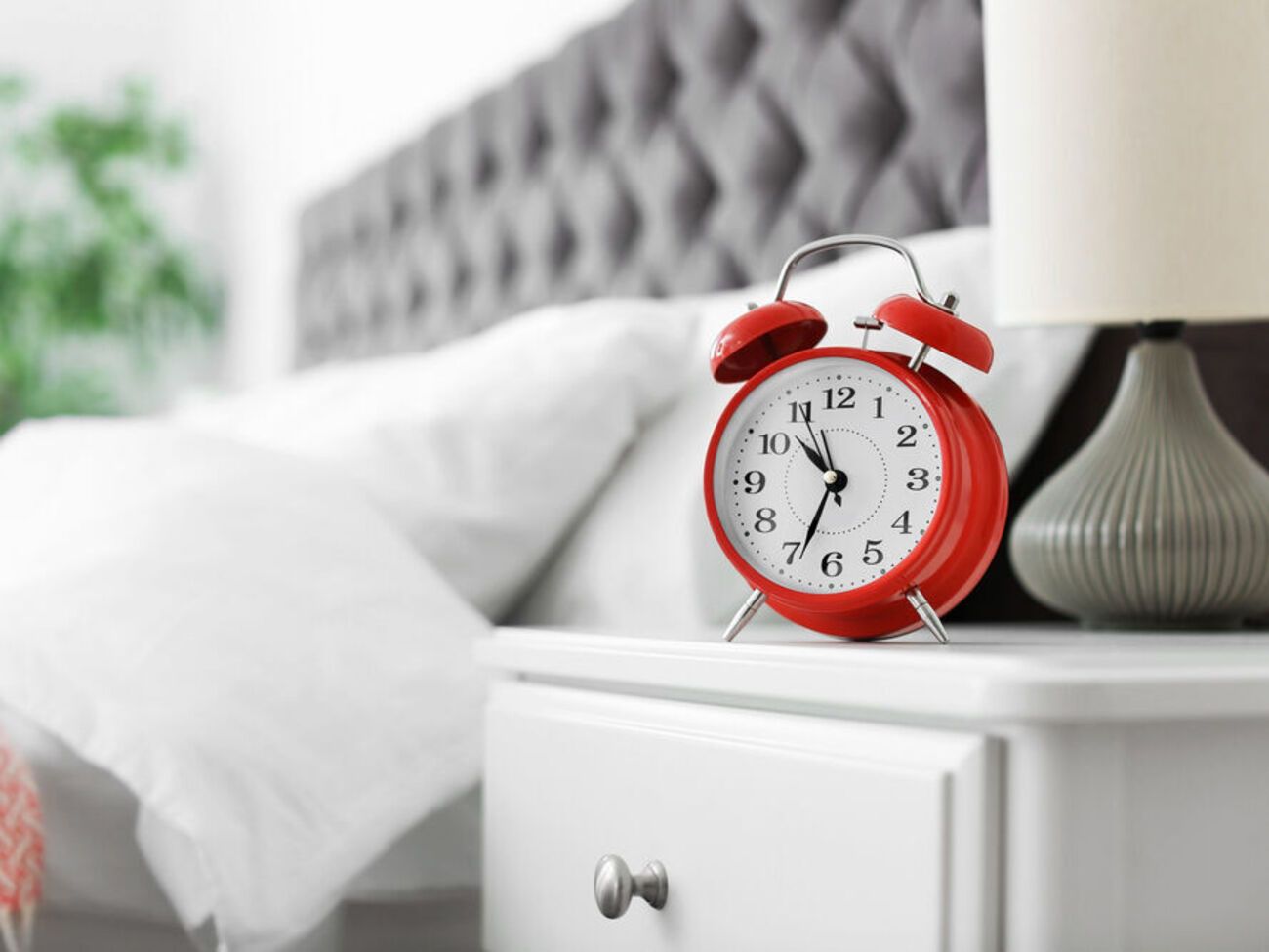 В 4.00 часы нужно будет перевести на час назад