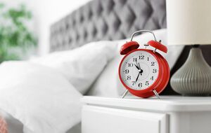 В 4.00 часы нужно будет перевести на час назад