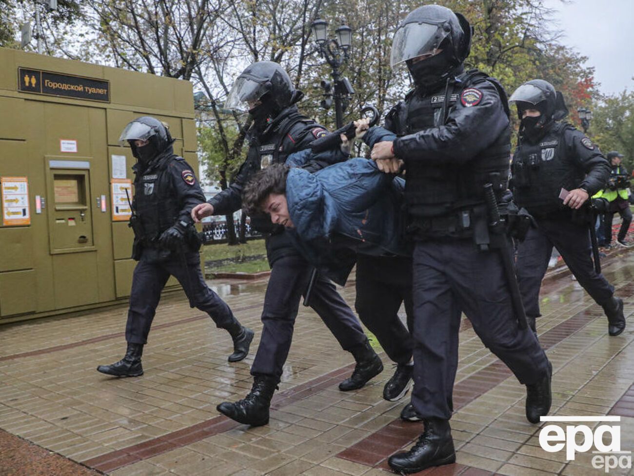 Невзлин считает, что россияне могут сменить Путина "через улицу"