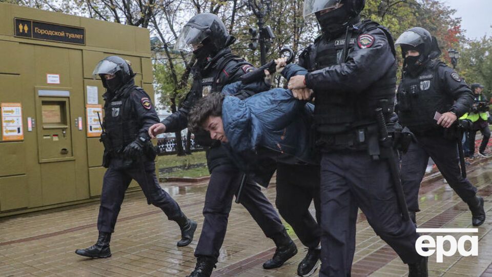 Невзлин считает, что россияне могут сменить Путина "через улицу"