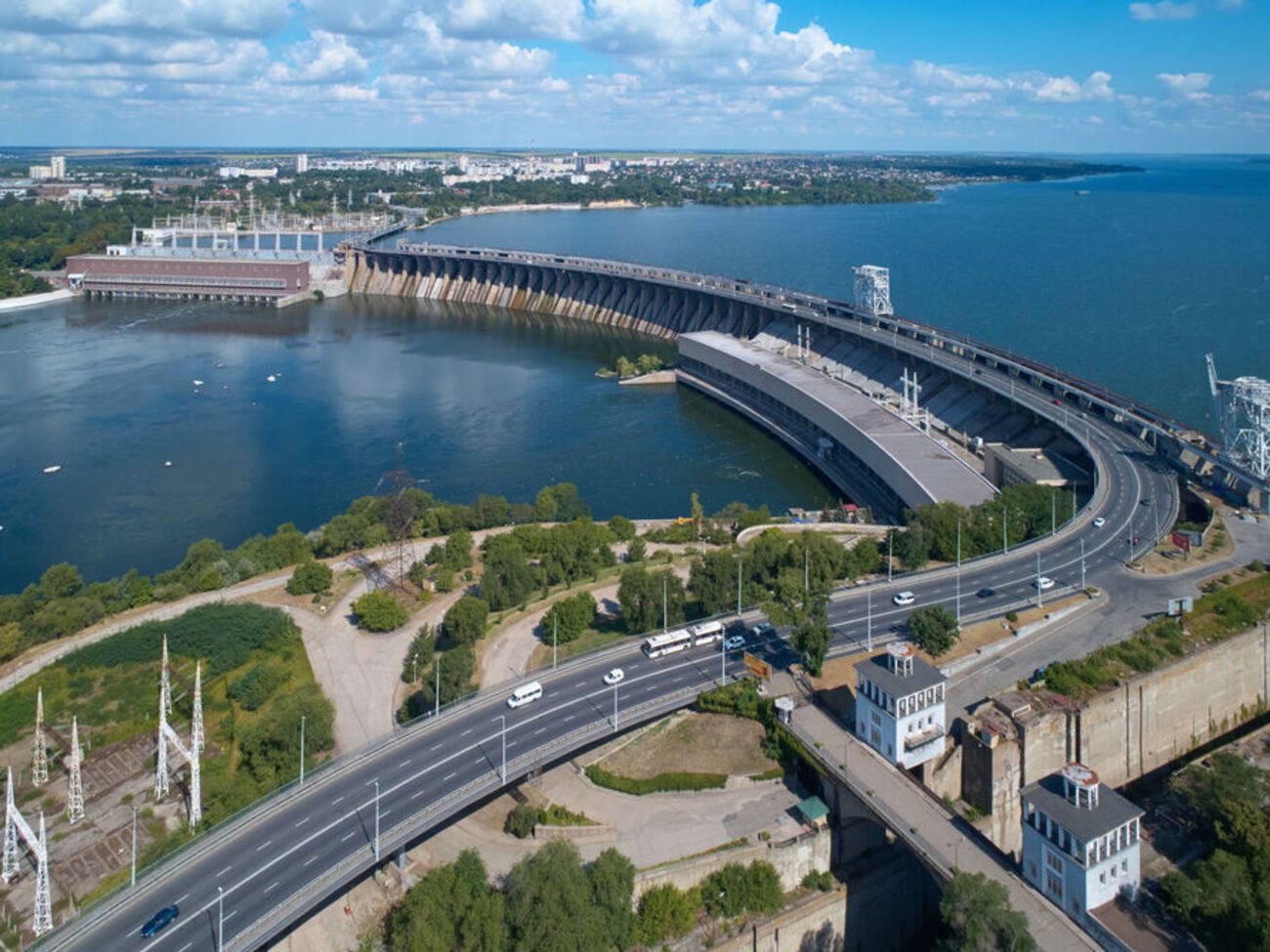 В результате вражеских обстрелов пострадала инфраструктура Запорожья