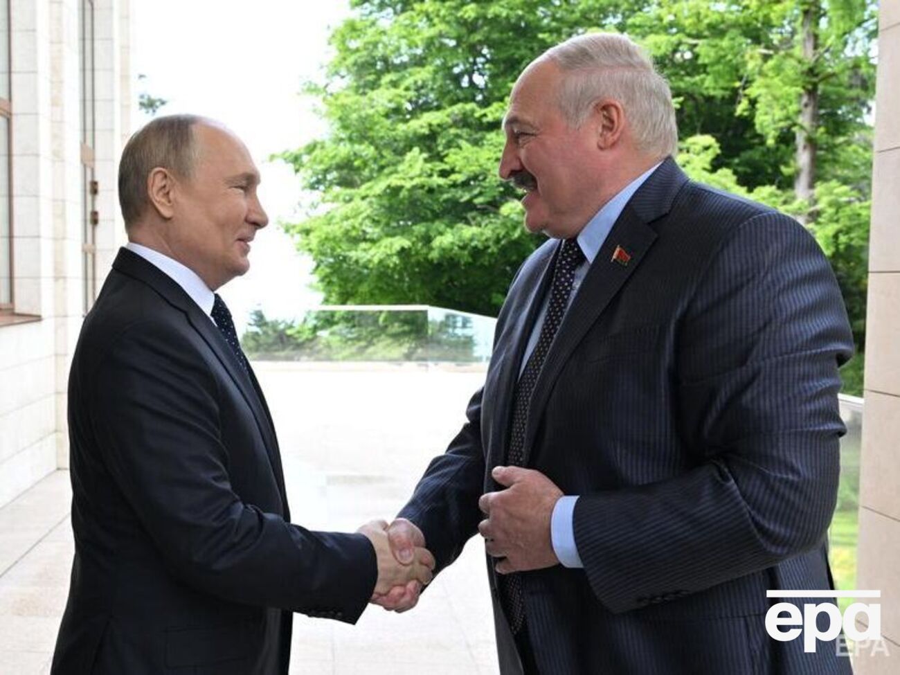 Лукашенку (на фото праворуч) не хочеться помирати, хоча пожив уже досить довго, зазначив Гудков