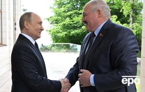 Лукашенко (на фото справа) не хочется помирать, хотя пожил он достаточно долго, отметил Гудков