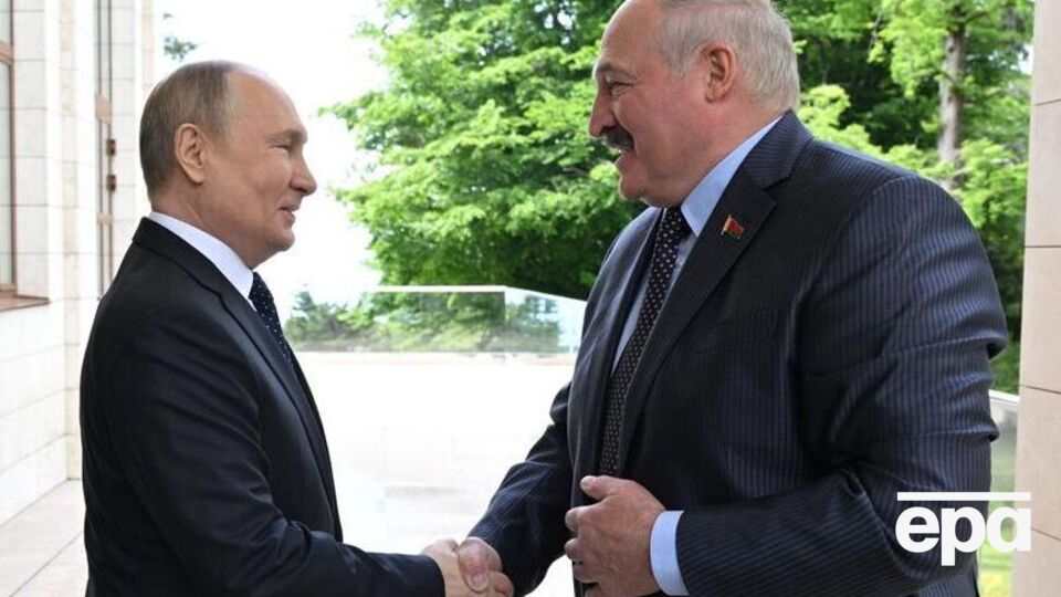 Лукашенку (на фото праворуч) не хочеться помирати, хоча пожив уже досить довго, зазначив Гудков