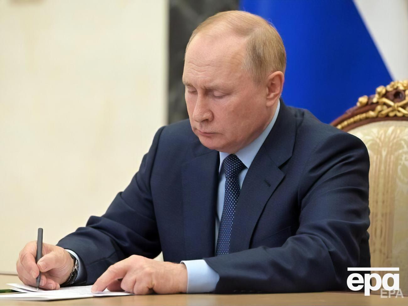 В сети предполагают, что Путин макал шариковую ручку в подставку, как в чернильницу