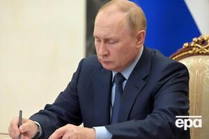 В сети предполагают, что Путин макал шариковую ручку в подставку, как в чернильницу