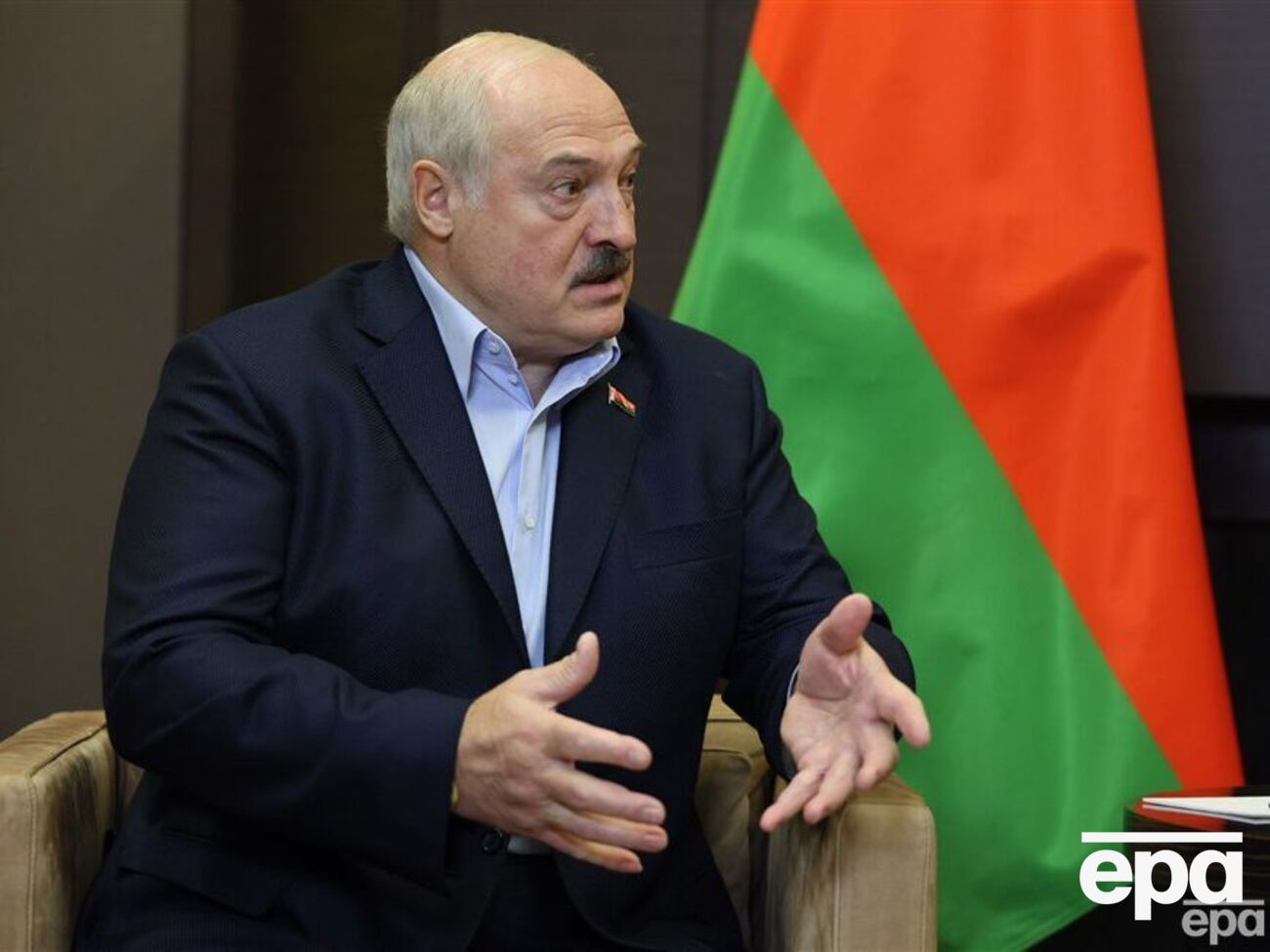 Лукашенко (на фото), за даними Латушка, "вперше почав замислюватися про себе, про членів своєї сім'ї, а що буде далі, що буде завтра"