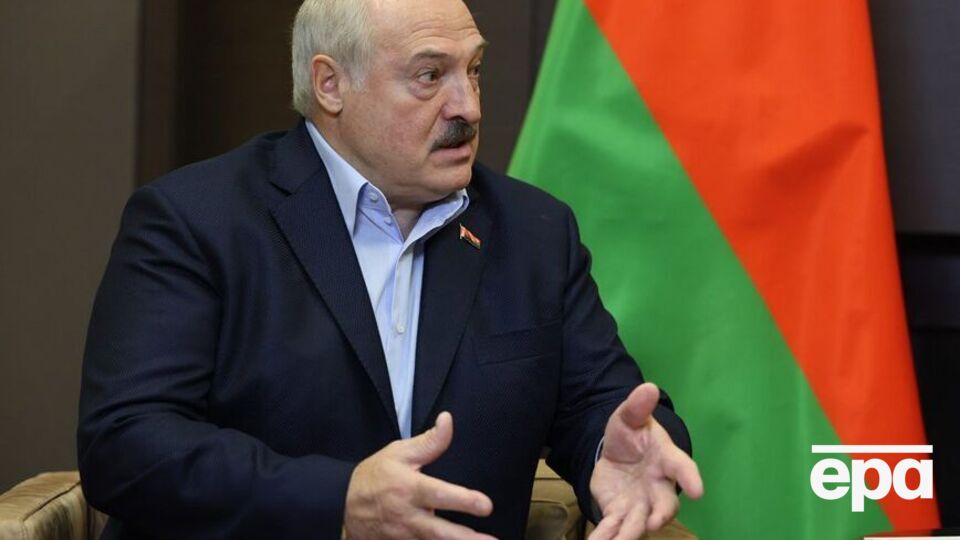 Лукашенко (на фото), за даними Латушка, "вперше почав замислюватися про себе, про членів своєї сім'ї, а що буде далі, що буде завтра"