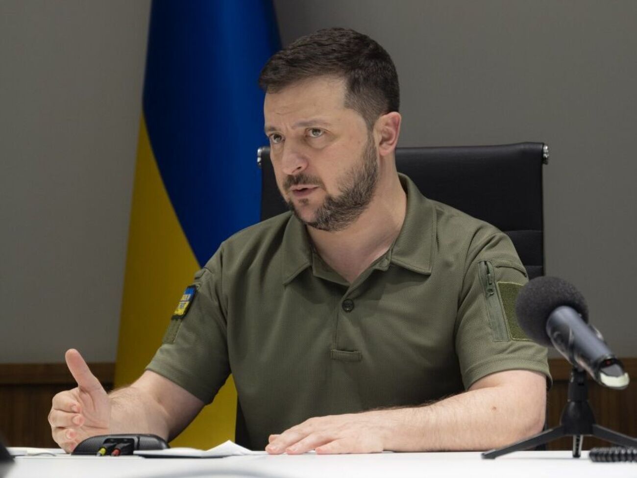 На засіданні обговорювали забезпечення армії боєприпасами і захист інфраструктурних об'єктів, зазначив Зеленський