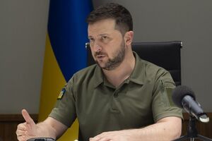 На засіданні обговорювали забезпечення армії боєприпасами і захист інфраструктурних об'єктів, зазначив Зеленський