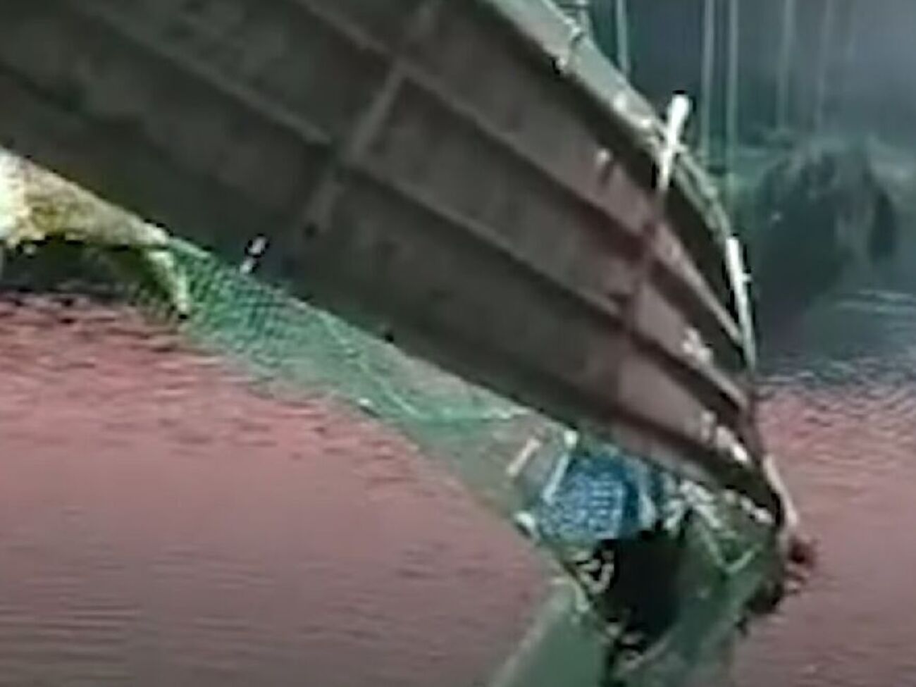 Мост обвалился с собравшимися по случаю праздника