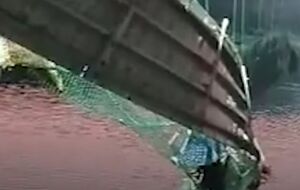 Мост обвалился с собравшимися по случаю праздника