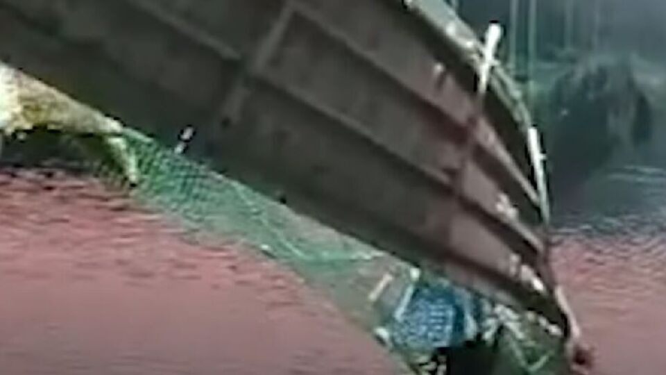 Мост обвалился с собравшимися по случаю праздника