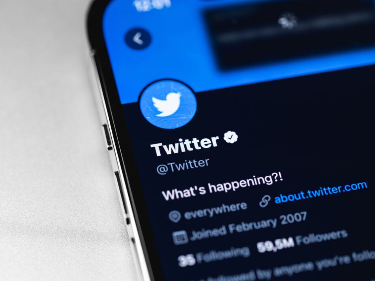 Сотрудникам Twitter дали время до 7 ноября, чтобы сделать верификацию платной функцией