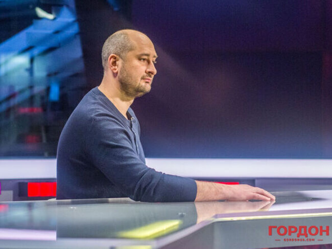 Усіх, хто міг тобі, Володю, створити репелент від бойових комарів, ти вичавив, посадив, зацькував, вистріляв. І лишився з бойовими бурятами, охлобистіним із гойдою і глибинним народом, який сере у дір