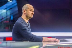 Усіх, хто міг тобі, Володю, створити репелент від бойових комарів, ти вичавив, посадив, зацькував, вистріляв. І лишився з бойовими бурятами, охлобистіним із гойдою і глибинним народом, який сере у дір
