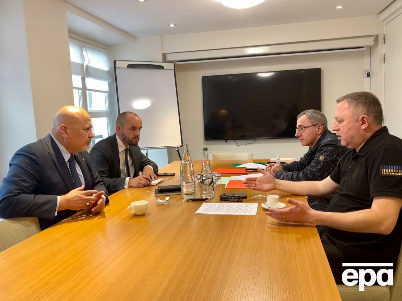 Хан (ліворуч) і Костін (праворуч) підтримують постійний контакт