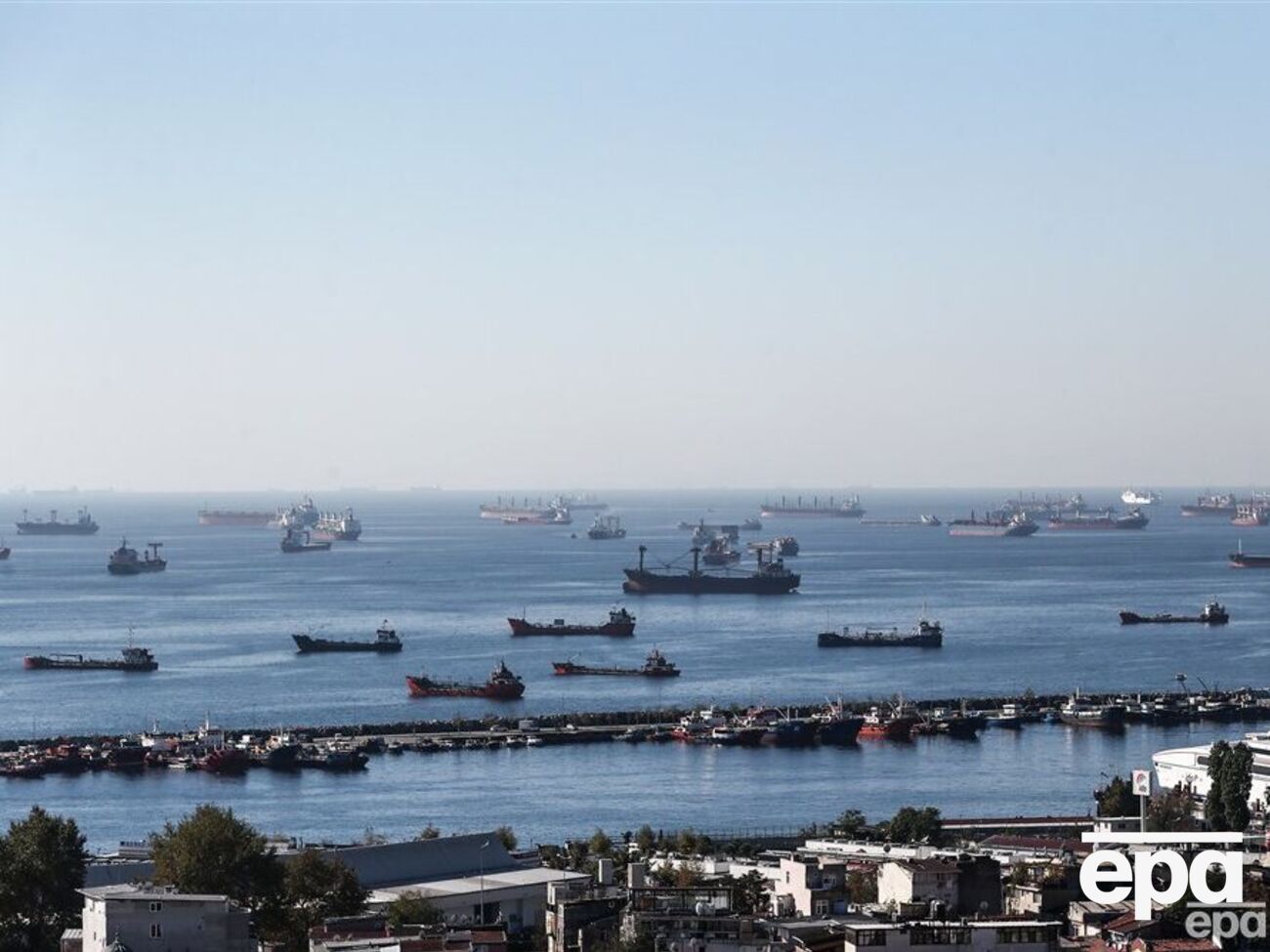 Россия блокировала работу "зерновой инициативы", а потом объявила, что приостанавливает участие в ней. На фото &ndash;&nbsp;суда &ndash;&nbsp;участники инициативы, ожидающие инспекции в Мраморном море