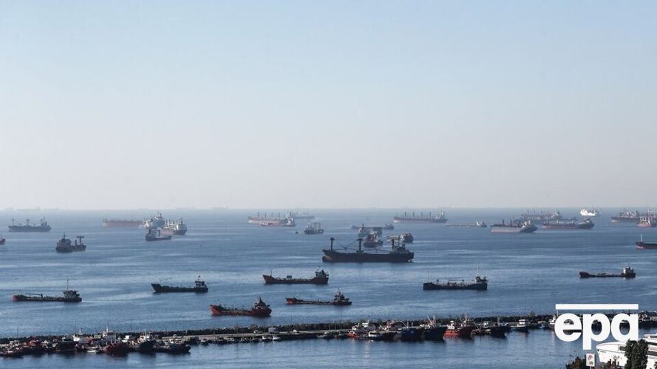 Россия блокировала работу "зерновой инициативы", а потом объявила, что приостанавливает участие в ней. На фото – суда – участники инициативы, ожидающие инспекции в Мраморном море