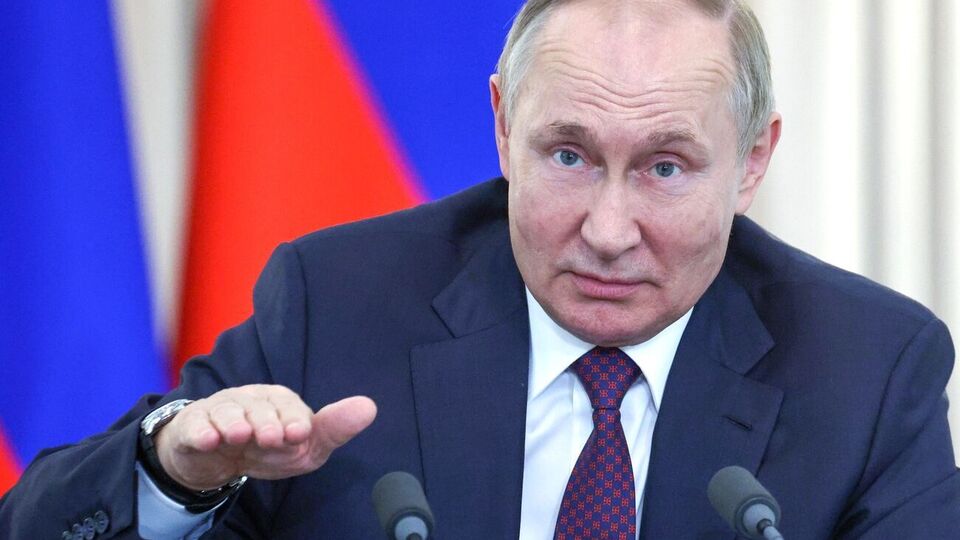Путін підтвердив, що Росія зупинила участь у "зерновій угоді"