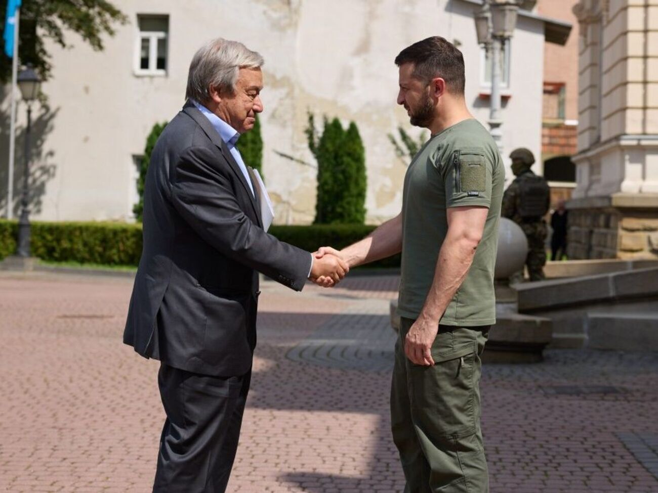 Зеленський розповів Гутеррішу про наслідки російського ракетного обстрілу