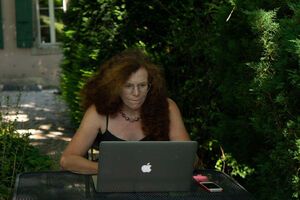 Латынина: Совершенно не исключаю, что Путин способен положить свою собственную армию и сказать: "Видите, я же воевал с НАТО"