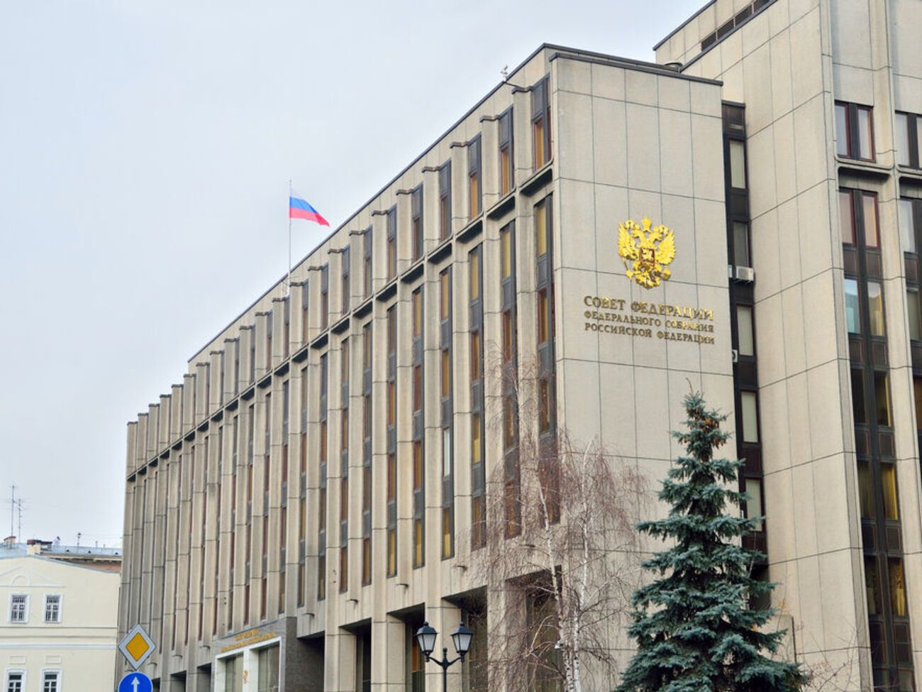 Совфед РФ принял федеральные конституционные законы о "принятии в состав РФ" четырех новых субъектов