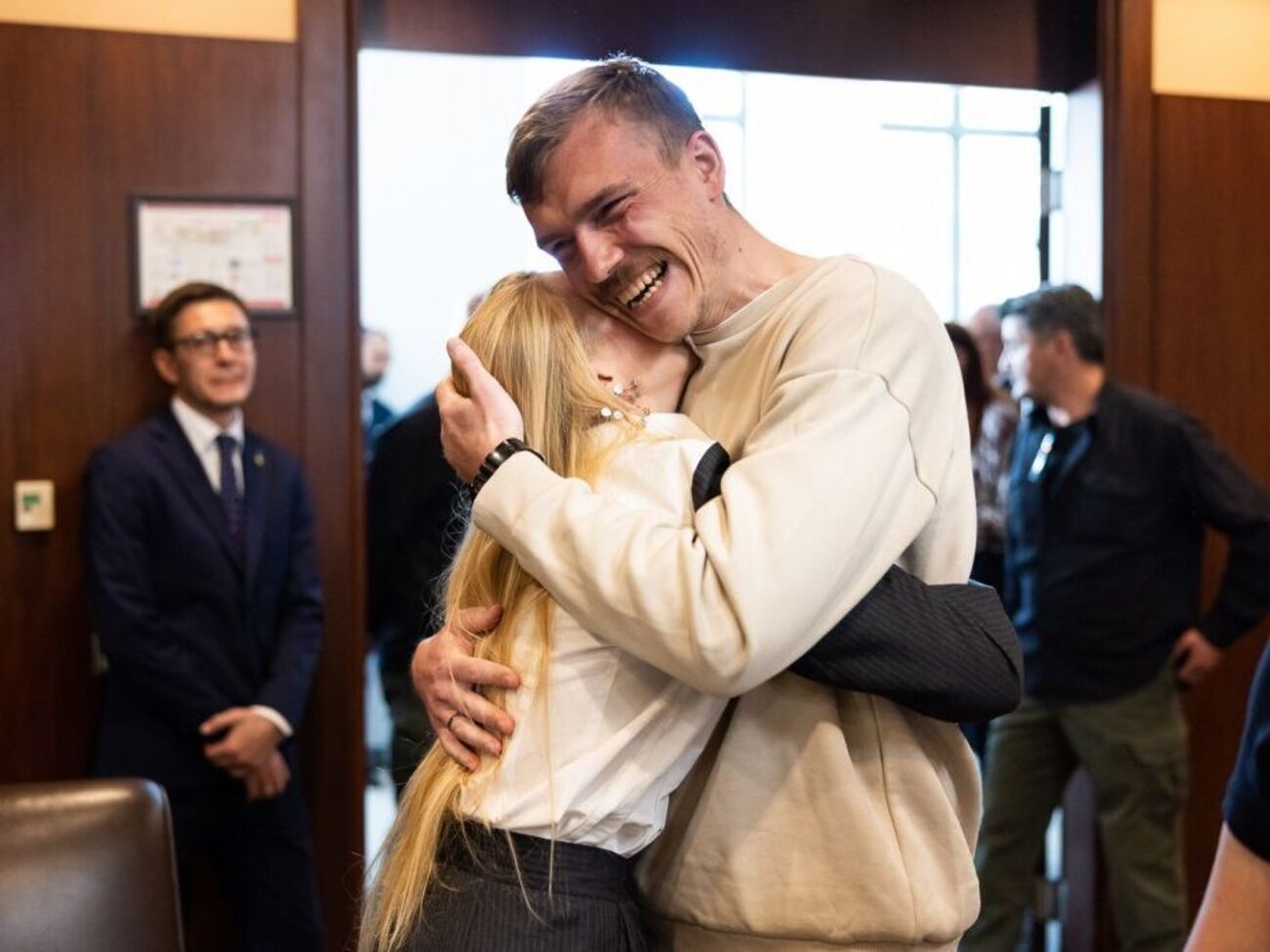 Командиры защитников Мариуполя, которые находятся в Турции, впервые после освобождения из плена встретились со своими семьями. Фоторепортаж