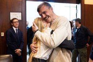 Командиры защитников Мариуполя, которые находятся в Турции, впервые после освобождения из плена встретились со своими семьями. Фоторепортаж