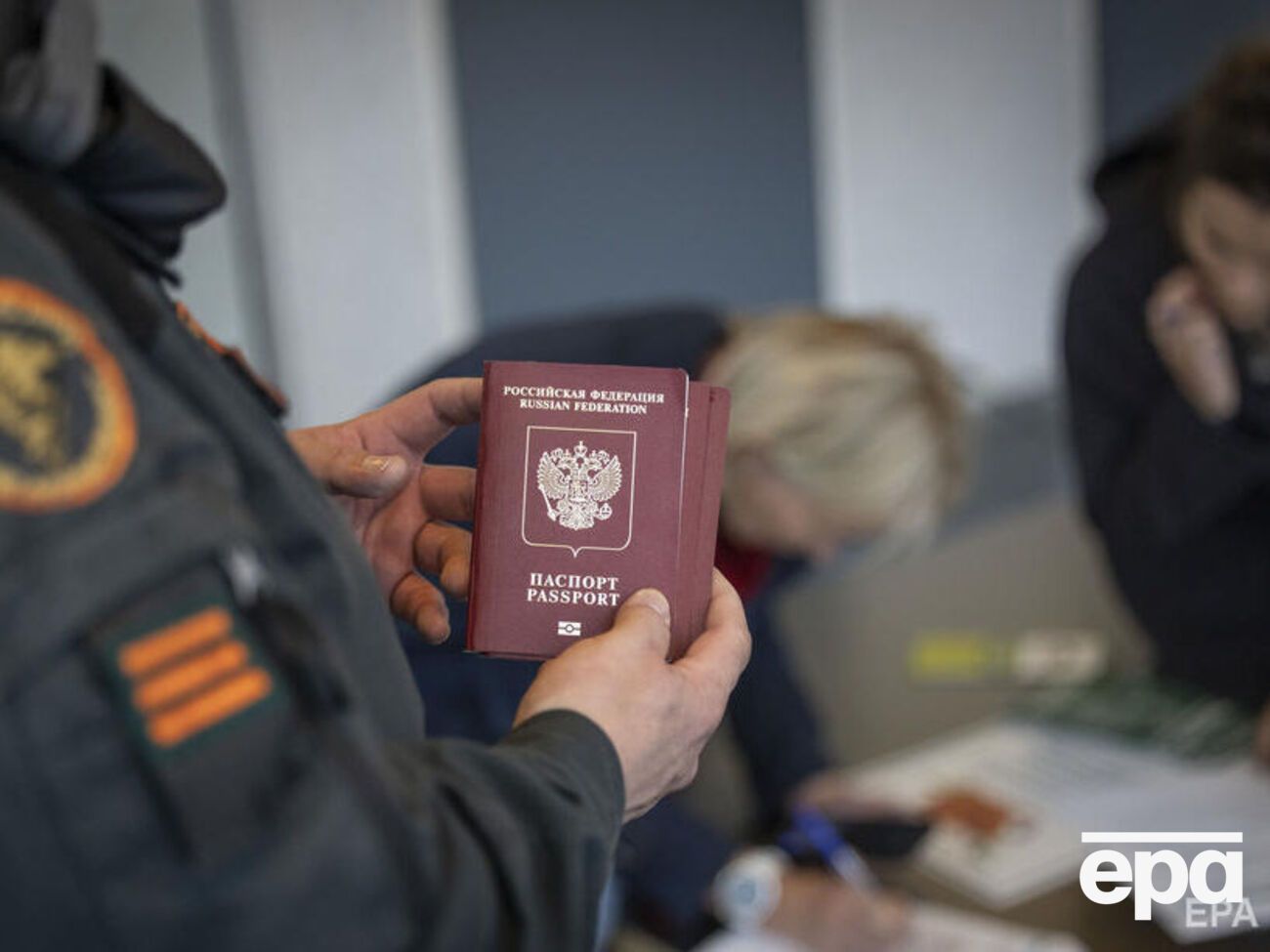 По разным оценкам, из России с 21 сентября уехали от 700 тыс. до 1 млн человек