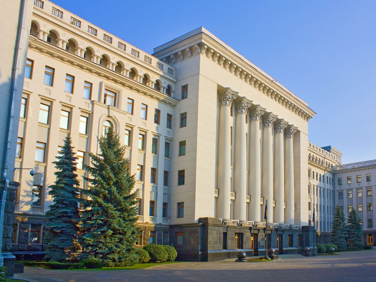 На території Донецької, Луганської, Миколаївської, Харківської та Херсонської областей триває відновлення роботи органів держвлади, зазначили в ОПУ